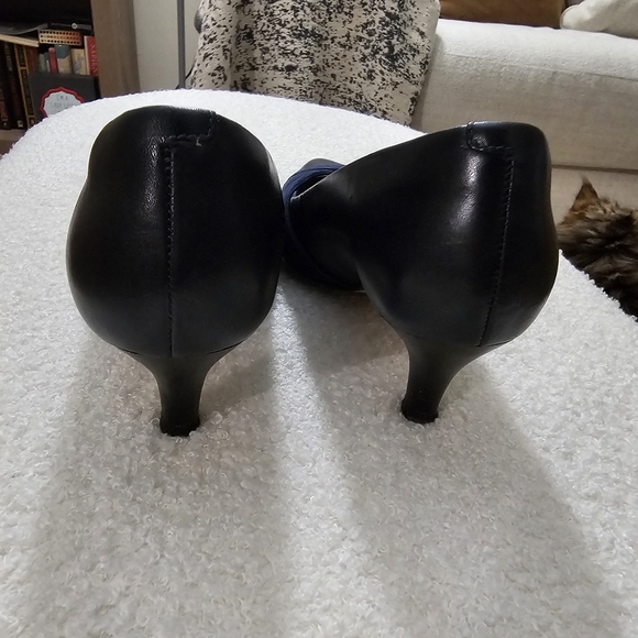 🩵Clarks navy linvale vena leather pointed toe pumps heels women size 6 - Picture 7 of 9